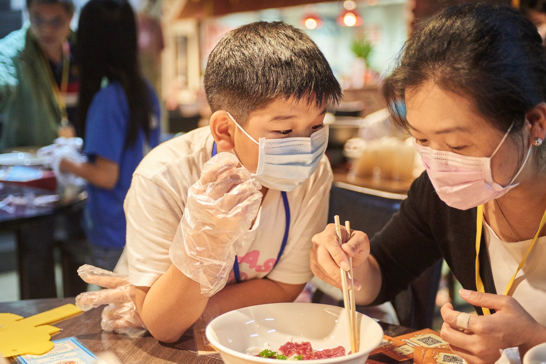 Chương trình「thám hiểm ẩm thực」dành cho gia đình của đội ngọn đèn hải đăng Nam Dương (ảnh: Bố mẹ Cư dân mới cùng con thực hiện ước mơ