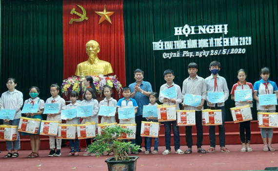Lãnh đạo huyện Quỳnh Phụ trao quà cho trẻ em có hoàn cảnh khó khăn (ảnh: baothaibinh
