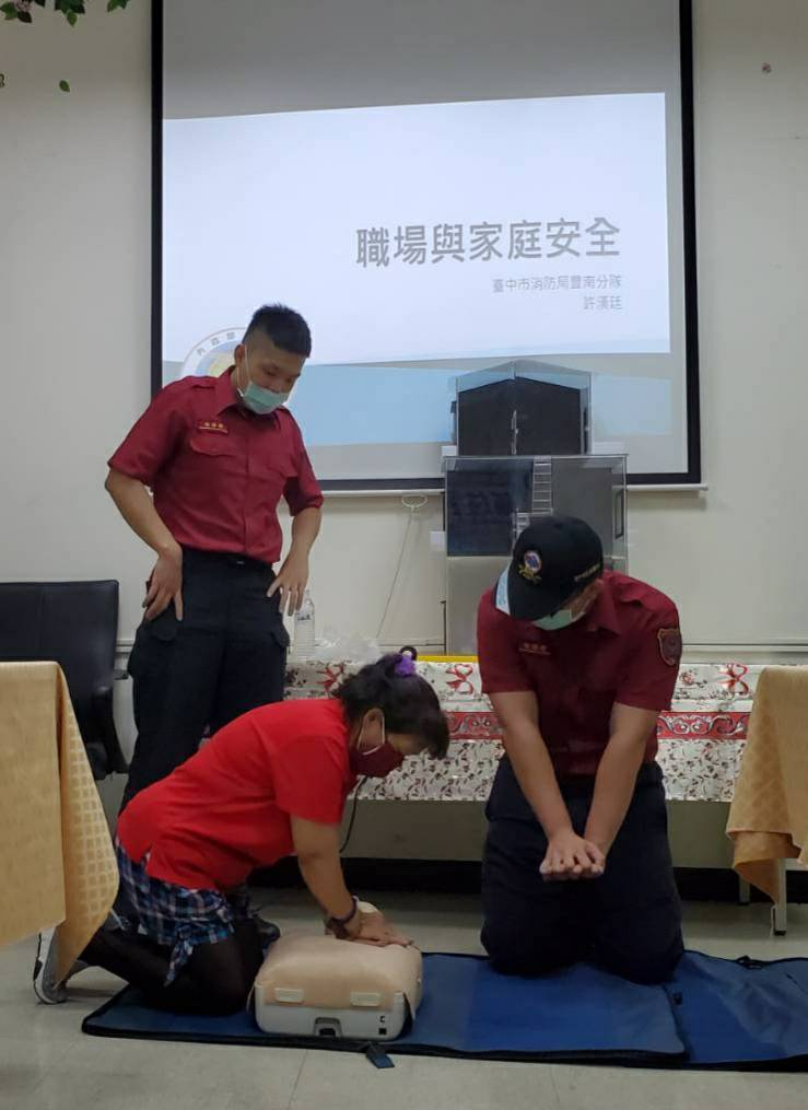 新住民練習緊急救援CPR(移民署臺中二站提供)