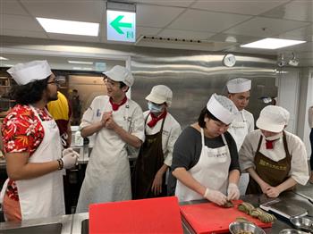 開平餐飲學生與外籍生交流互動歡樂。(圖片來源：臺北市私立開平餐飲學校)