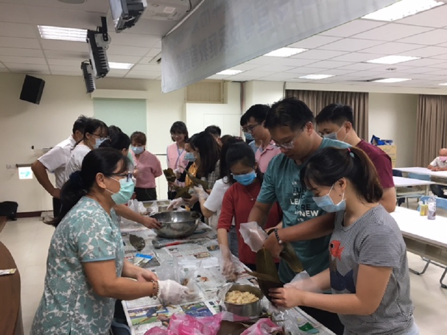 Merayakan Festival Perahu Naga, Stasiun Layanan Pertama Imigrasi Taichung mengundang pasangan penduduk baru untuk bersama membuat zongzi (foto: Stasiun Layanan Pertama Imigrasi Taichung)