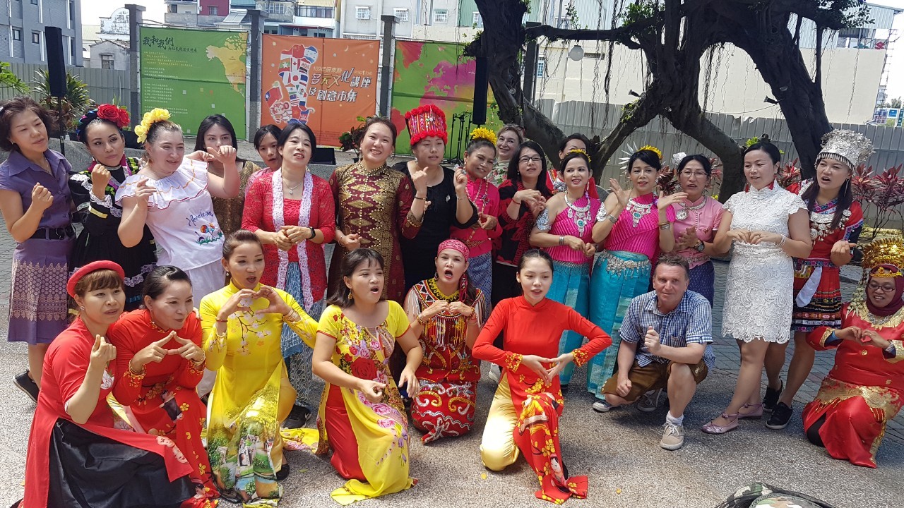 來自各國的新住民在屏東新住民市集表演