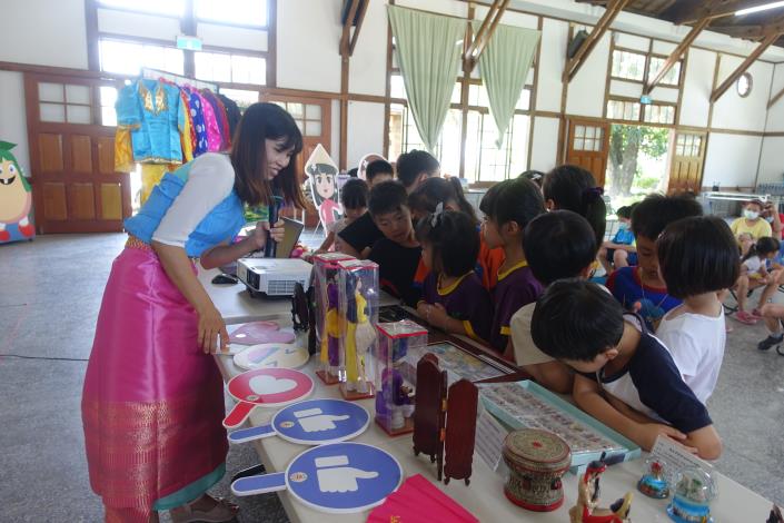 Giáo viên bộ môn tiếng Cư dân mới giảng giải về văn hóa cho học sinh (ảnh: Chính phủ Tp Đài Nam