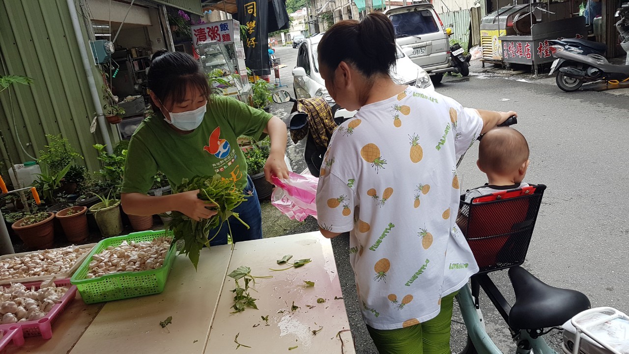 新住民鄭翠玄平時上課前會在菜市場協助媽媽賣菜