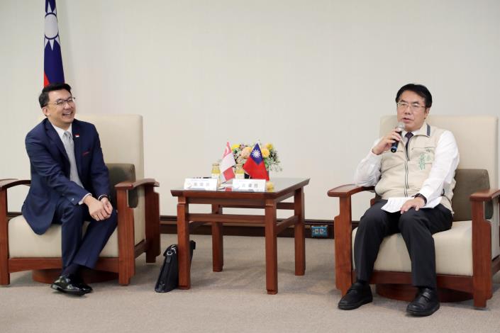 Perwakilan Singapura Ye Weijie bersama wali kota Huang Weizhe, dan berharap untuk kerja sama di masa depan (Foto dari situs web Pemerintah Kota Tainan)