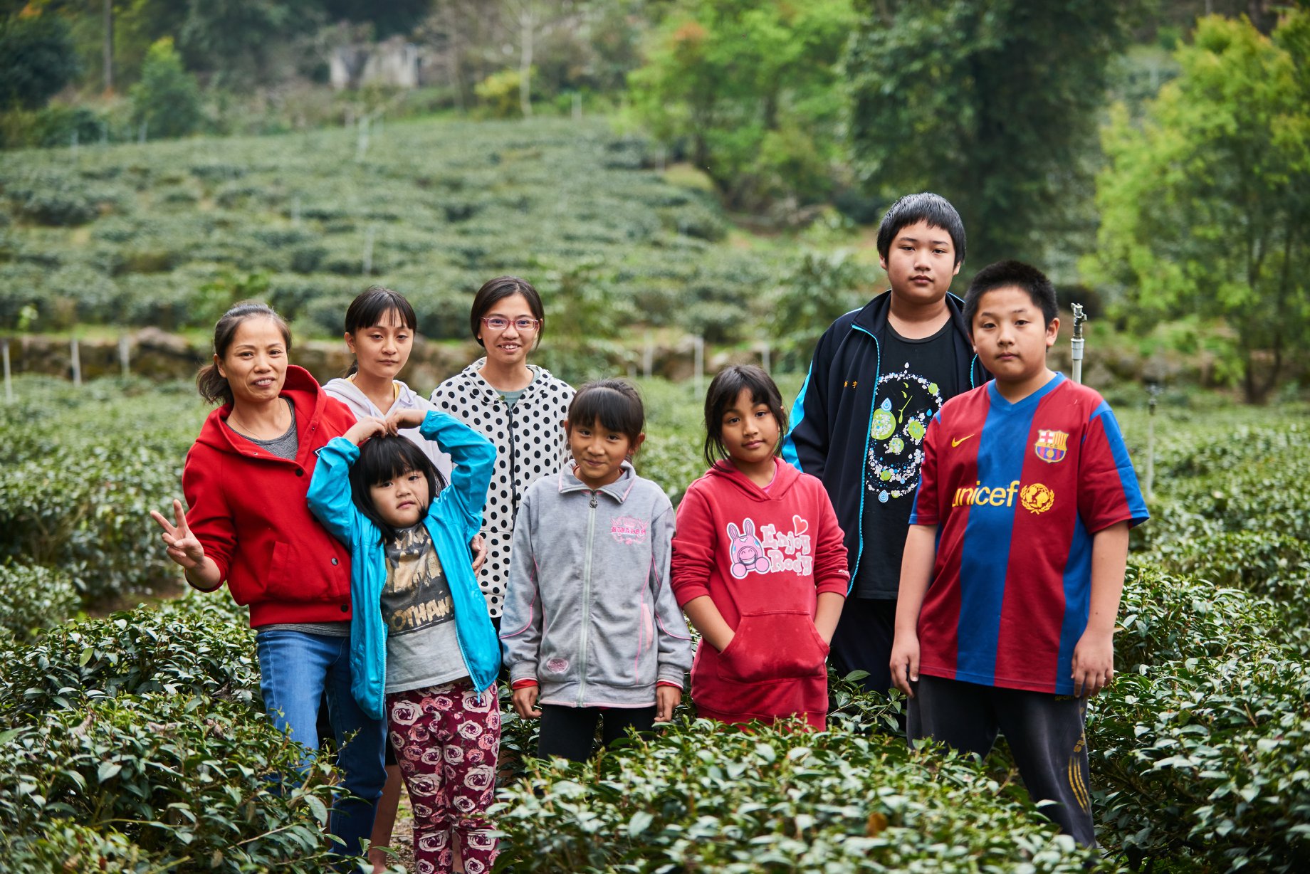 Chen Yuping (kiri 1) mengajar anak-anak untuk memahami suku-suku kuno dan lingkungan tanah melalui kehidupan bertani (dari Facebook Proyek Penduduk Baru dan Impian Anak)