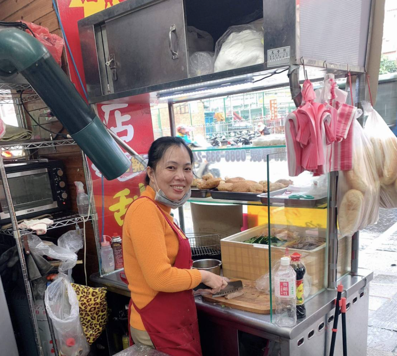 越南籍新住民阮金娟不僅在越南小吃店掌杓，更至莊敬高職餐飲科進修，如今畢業更預計報考東南科大。（照片來源：新北市教育局）