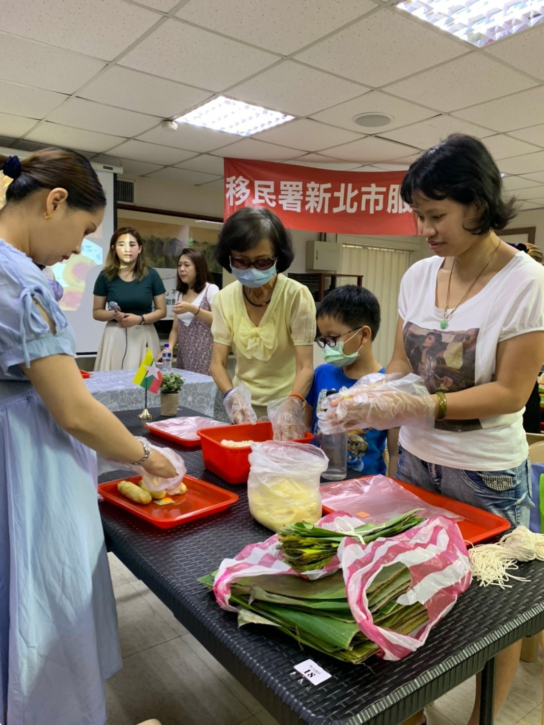 新住民姐妹也自己動手包粽子，一解佳節無法回鄉團圓的鄉愁。（照片來源：移民署新北市服務站）