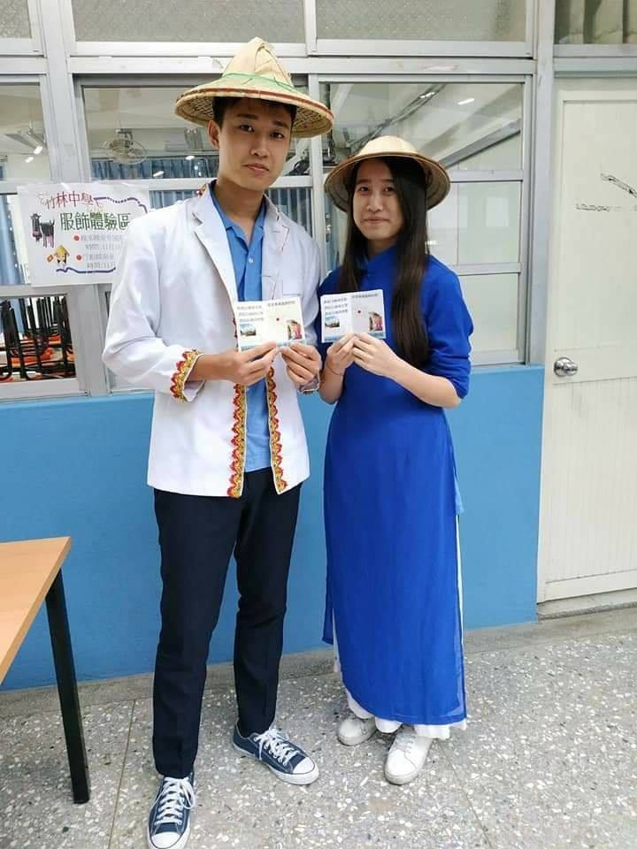 學生們除介紹越南傳統服飾奧黛 (Ao Dai)與斗笠，也準備給大家實際穿戴，體驗越南傳統服飾之美。（照片來源：竹高中臉書「竹林人」）