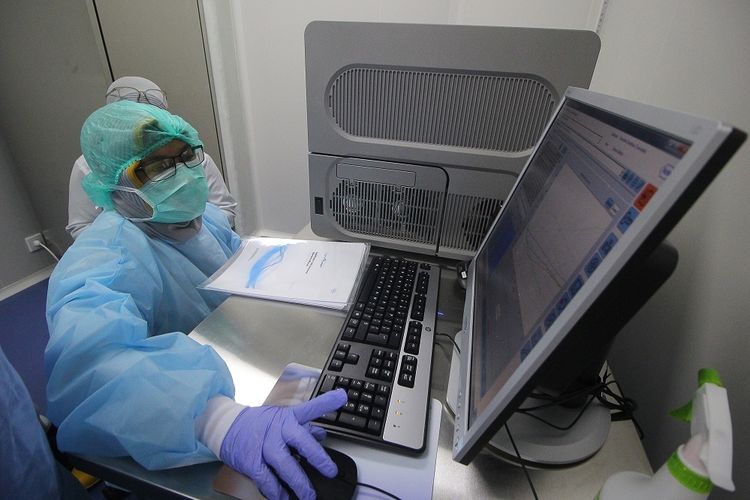 Petugas kesehatan beraktivitas di ruang deteksi polymerase chain reaction (PCR) laboratorium biomolekuler Rumah Sakit Pelindo Husada Citra (PHC), Surabaya, Jawa Timur, Selasa(ANTARA FOTO)