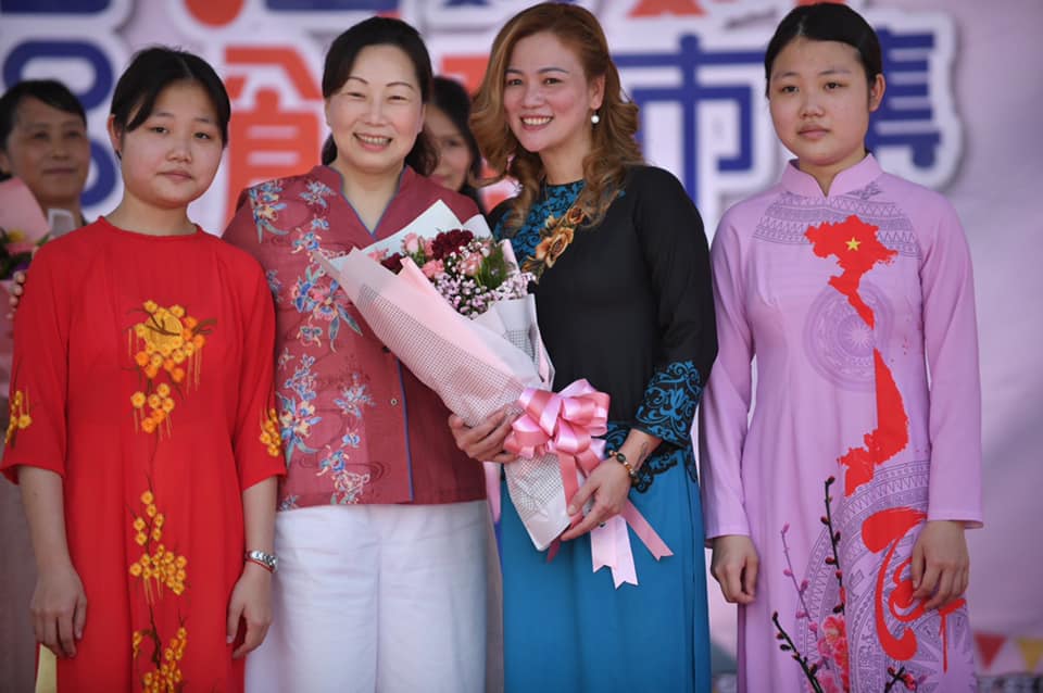 bà Xu Zhen Wei - huyện trưởng huyện Hoa Liên (thứ 2 bên trái) tuyên dương những người mẹ Cư dân mới (ảnh: facebook Xu Zhen Wei