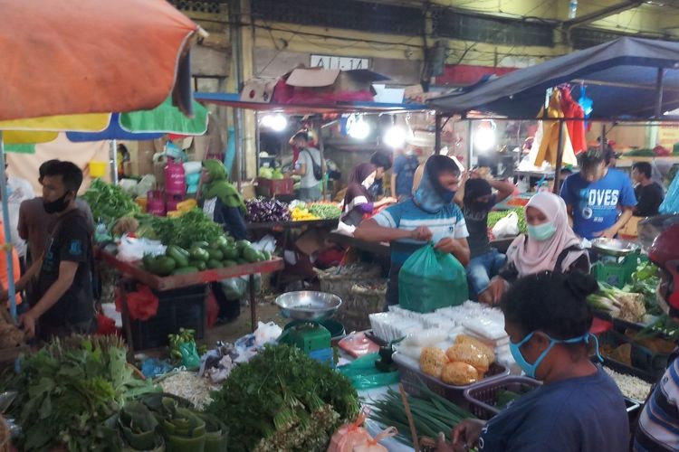 Total seluruhnya pedagang pasar tos 3000 yang terpapar corona menjadi empat orang pedagang dan semuanya merupakan pedagang sayuran dan bumbu dapur.(KOMPAS)