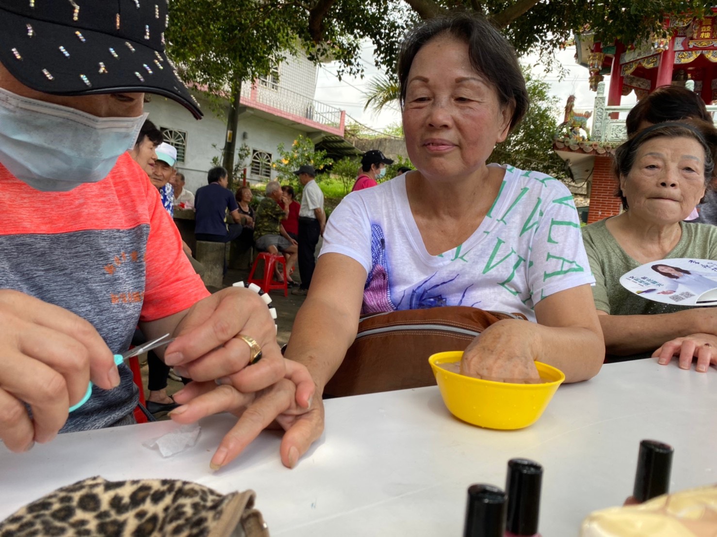 Cư dân mới làm móng tay cho người lớn tuổi (ảnh: Chính phủ Tp Tân Bắc