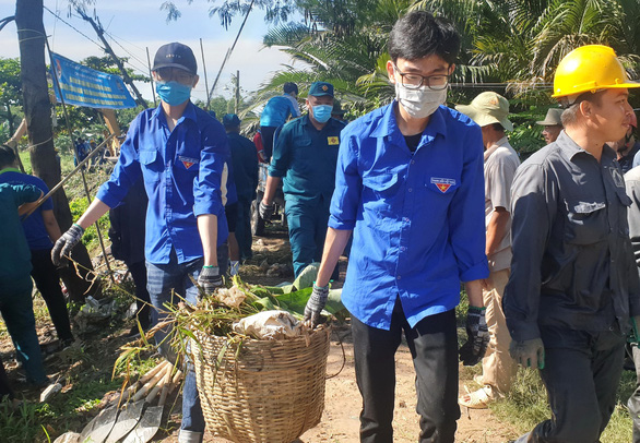 Các bạn trẻ cùng tham gia tổng vệ sinh kênh rạch sau lễ ra quân tại Q.Thủ Đức (TP.HCM) - Ảnh: Q.L.