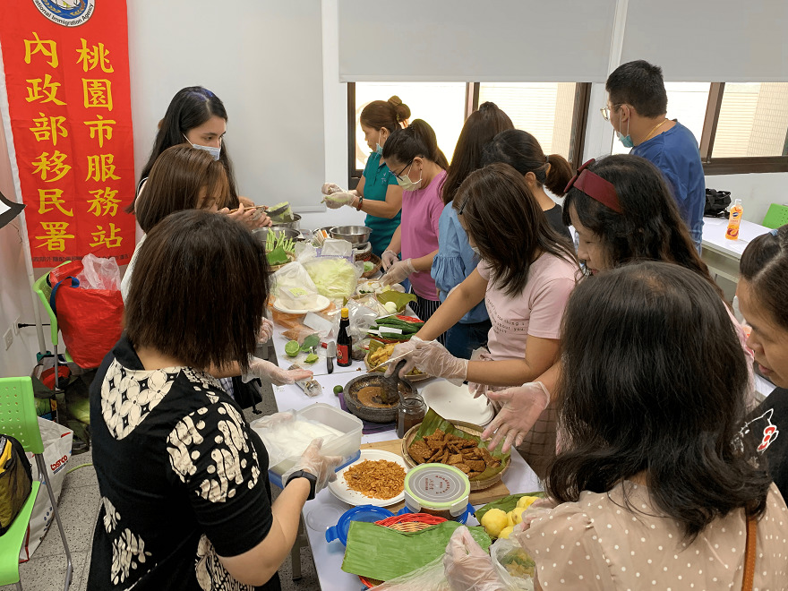 陳寶妹帶領新住民動手做印尼國民美食加多加多。（照片來源：移民署桃園市服務站）