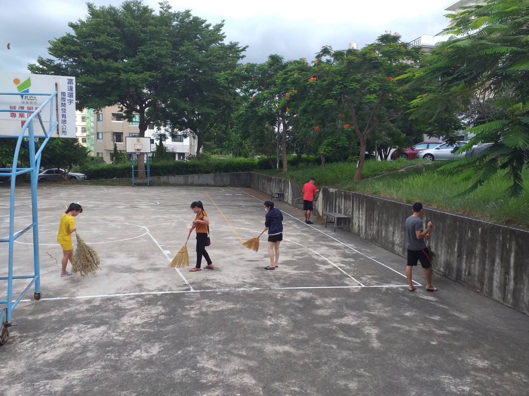 移工打掃維護住家附近的環境，也藉此促進與當地居民交流、減少隔閡。（照片來源：南投縣政府）