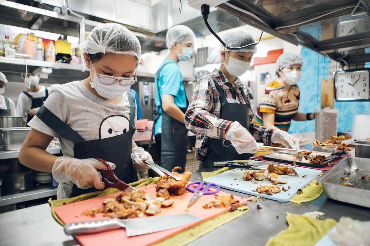 24位新住民二代子女，化身為料理小廚師製作90份暖心餐食感謝醫護人員防疫期間的付出與辛勞。(圖片來源：新竹市政府)