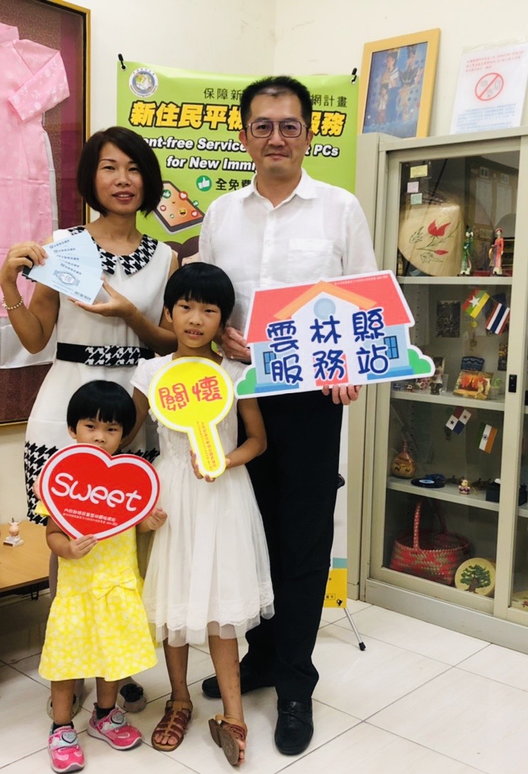 新住民張紹清(後左)帶著2個女兒到移民署南區事務大隊雲林縣服務站和大家分享自己來臺的生活點滴(移民署雲林縣服務站提供)