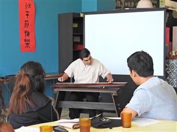 Sinh viên đến từ Colombia anh Meng Pei Sheng độc tấu bảng nhạc cổ mang tên「xian weng cao」(ảnh: National Dong Hwa University