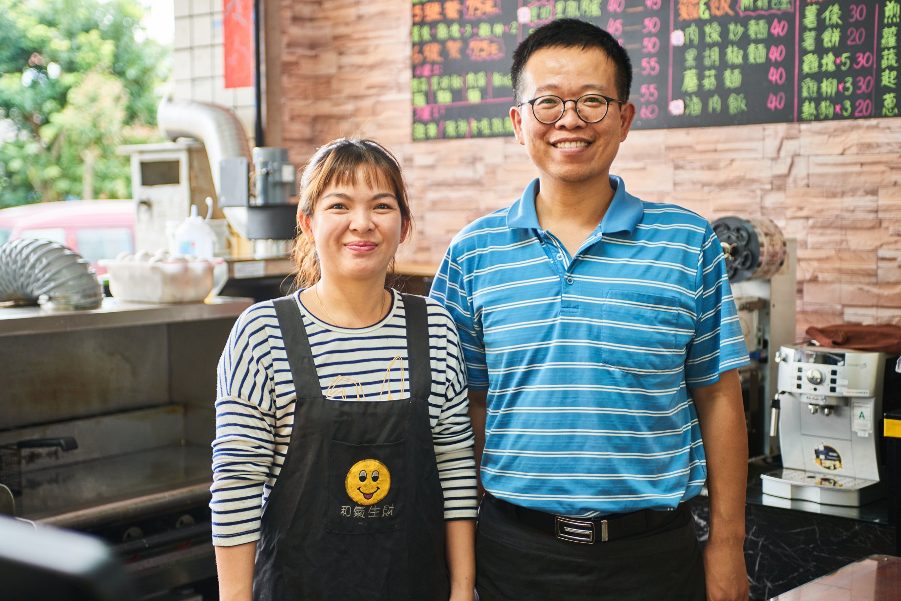 新住民胡氏娥(左)與丈夫共同經營卉棋早餐店(翻攝自築夢計畫臉書)