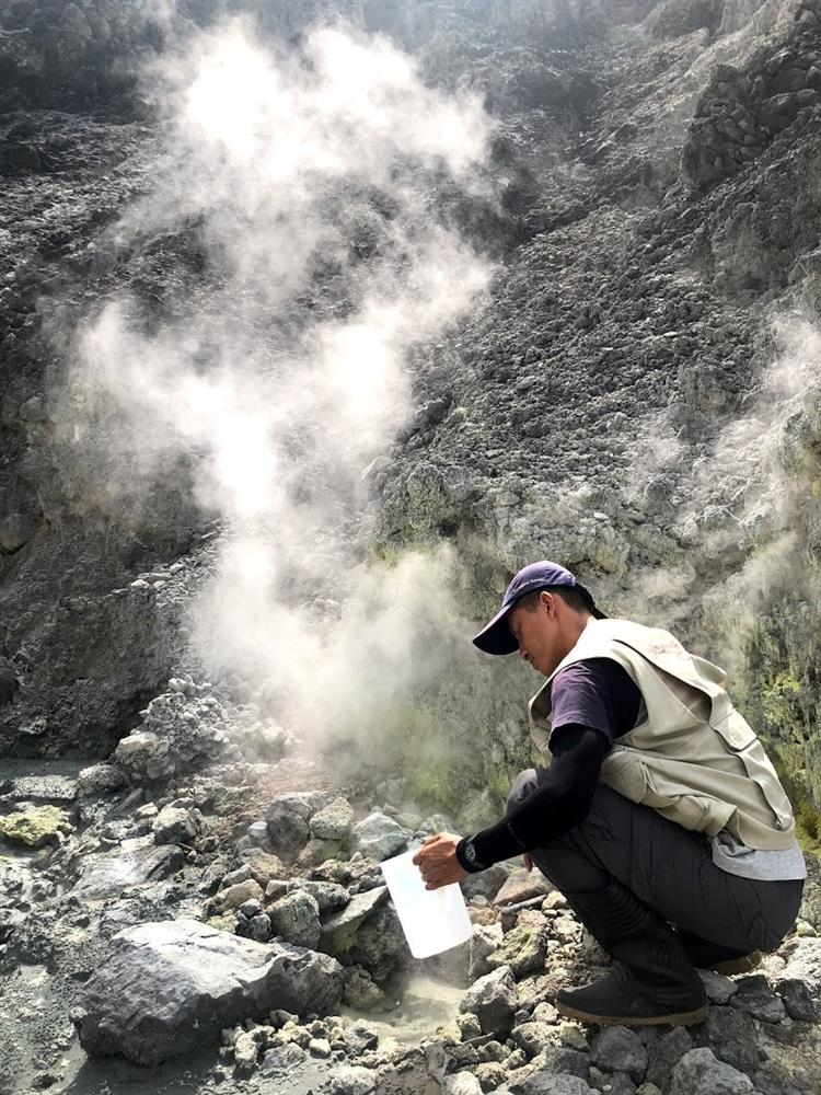 地調所人員至火山噴氣地區進行火山活動觀測情形(翻攝自經濟部網站)