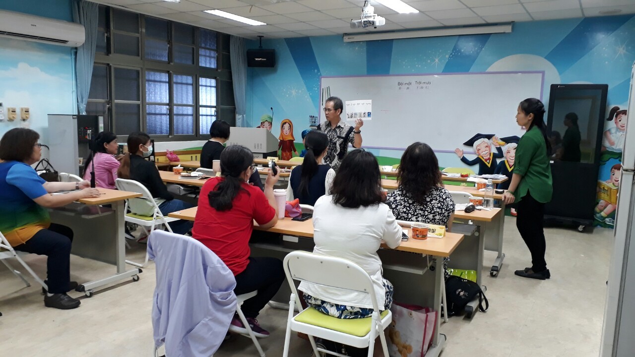 Penduduk baru yang mengajar dan belajar dengan tujuh bahasa yang bersama mengintegrasikan  ke dalam kurikulum. (Sumber foto: Biro Pendidikan Kota New Taipei