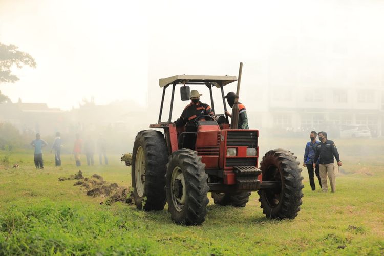 Wali Kota Madiun Maidi bersama kelompok tani, saat membuka lahan tidur menjadi lahan produktif, di area pertanian Dinas Perumahan dan Pemukiman (Perkim) Kecamatan Nambangan Lor, Kota Madiun, Jumat (3/7/2020).(DOK. Humas Pemkot Madiun)