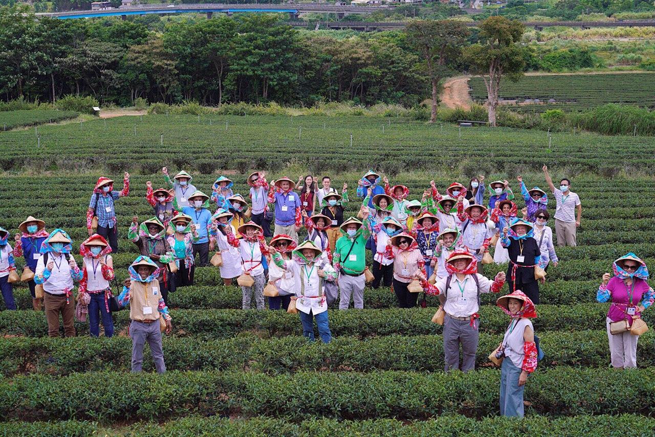 吳釗燮與使節團於銅鑼茶廠體驗傳統客家採茶(翻攝自外交部網站)