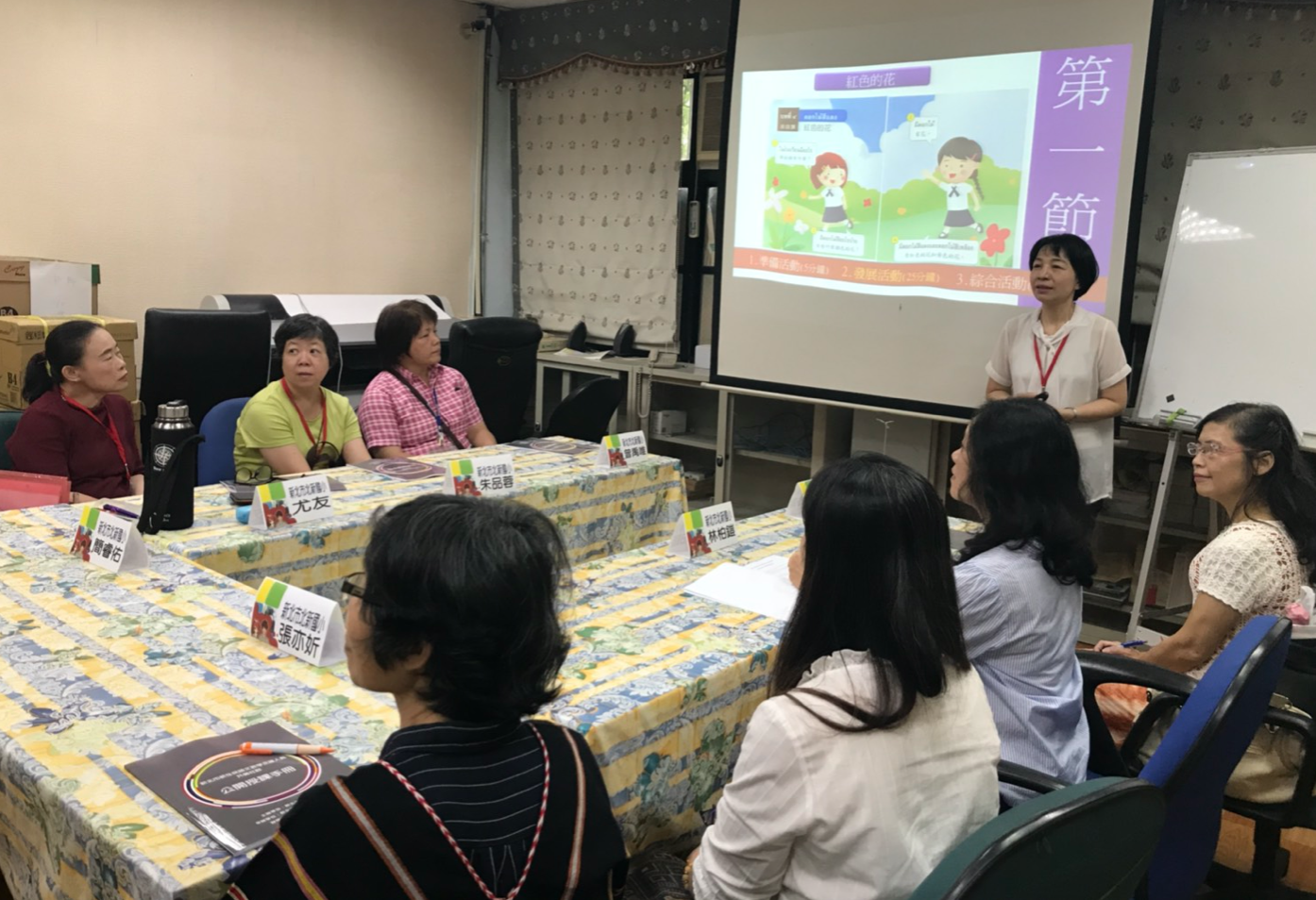 Guru dari cabang berbagi ilmu kepada anggota masyarakat dan menjelaskan isi dari desain kursus. (Sumber foto: Biro Pendidikan Kota New Taipei)