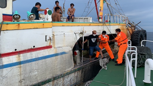 Đội tuần tra biển Bành Hồ hỗ trợ LĐNN người Indonesia không may bị cắt đứt ngón tay (ảnh: 海巡署艦隊分署