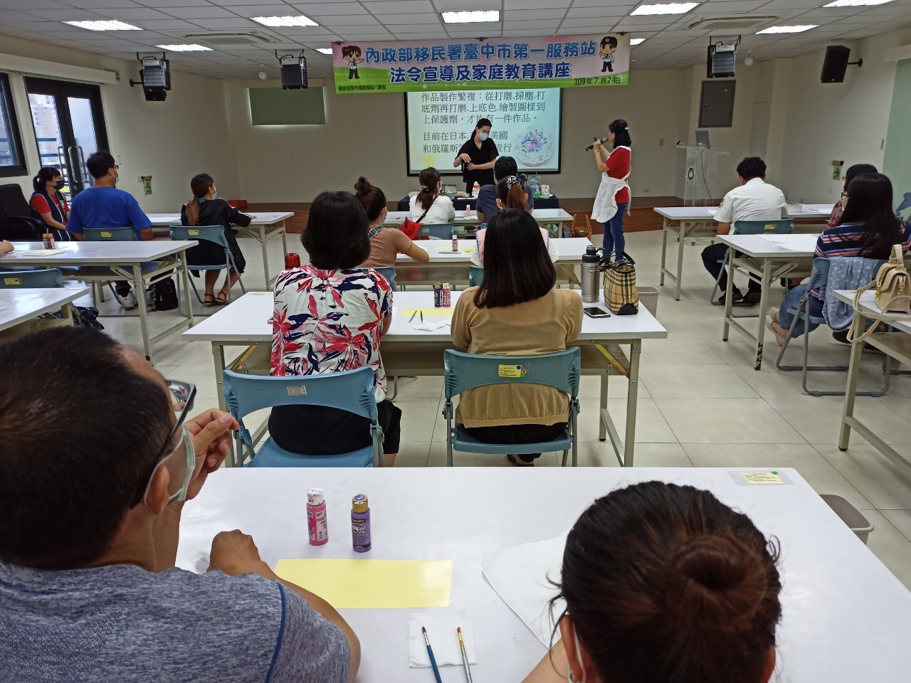 千里姻緣情繫彩繪手帕教學。(圖片來源：移民署中區事務大隊臺中市第一服務站)