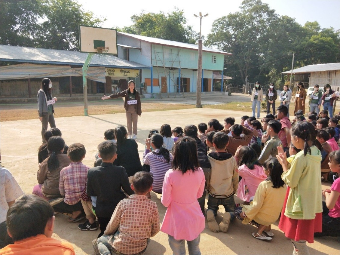 團隊青年透過大地遊戲前導戲劇協助當地學生學習中文。（照片來源：教育部）