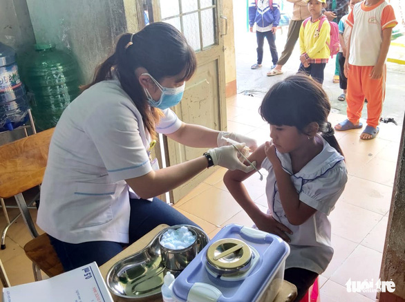 Để đảm bảo tỉ lệ tiêm chủng, Bộ Y tế cho biết sẽ triển khai các tổ lưu động về các cụm dân cư nhỏ lẻ - Ảnh: TRUNG TÂN