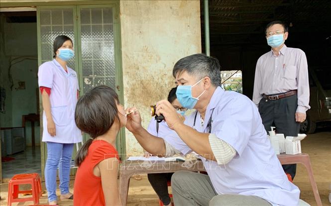 Ngành y tế tỉnh Gia Lai thực hiện khám sàng lọc cho người dân tại làng Bông Hiot, xã Hải Yang, huyện Đak Đoa- nơi có ca bệnh bạch hầu tử vong (ảnh: TTXVN