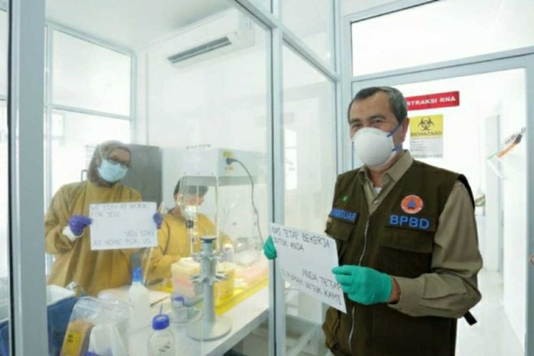 Gubernur Riau Syamsuar selaku Ketua Gugus Tugas Penanganan Covid-19 Riau saat meninjau Laboratorium Biomolekuler di RSUD Arifin Achmad di Pekanbaru, Jumat (26/6/2020) Dok. Istimewa(CITRA INDRIANI)