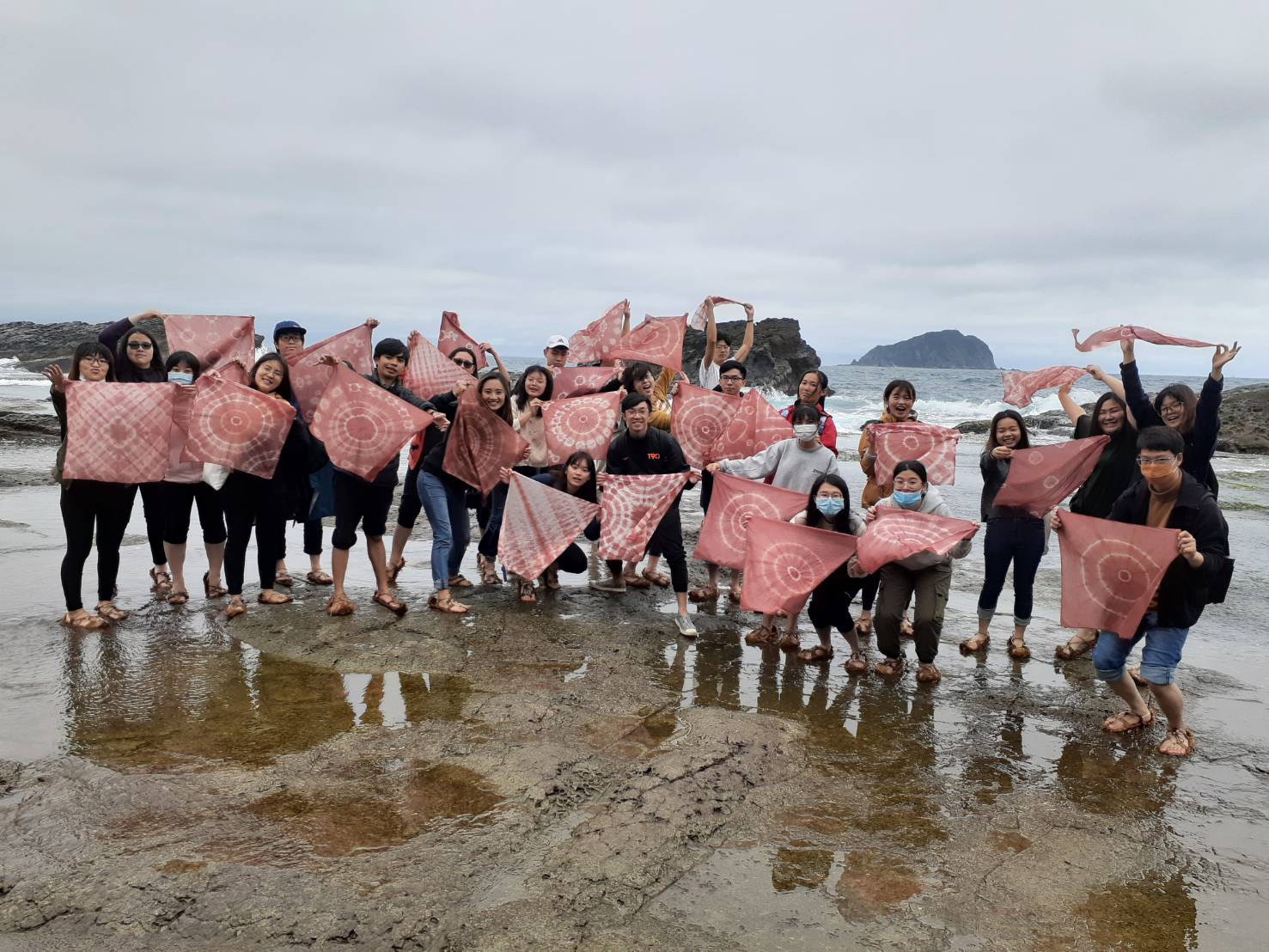 基隆海都壯遊點—青年體驗｢薯榔海水染布｣活動。(圖片來源：教育部)