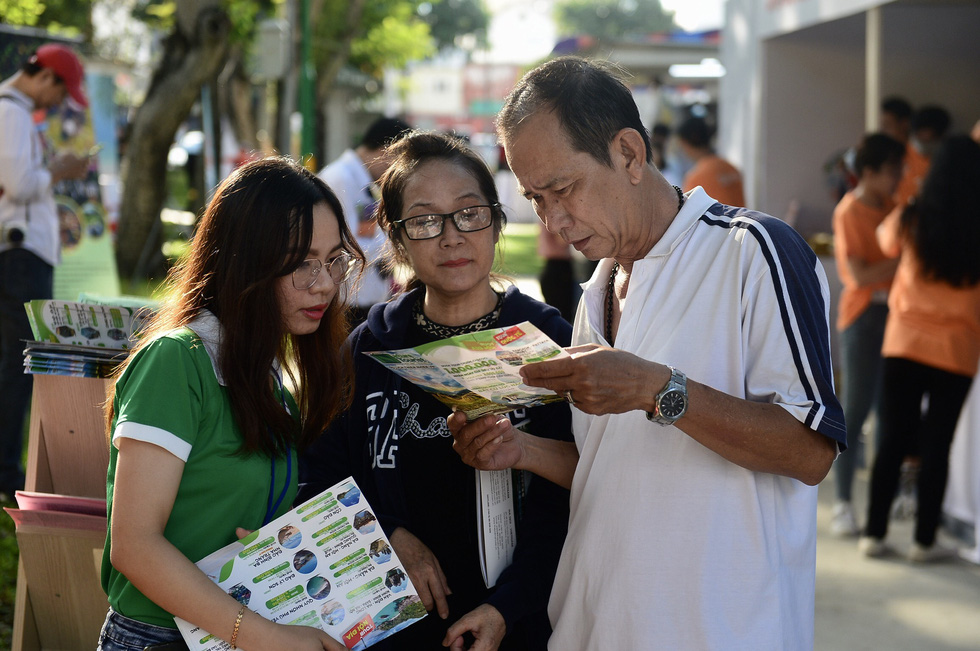 Du khách tìm hiểu các tour du lịch tại ngày hội. Năm nay, ngày hội chỉ còn tour du lịch trong nước do tour quốc tế đóng cửa vì ảnh hưởng dịch COVID-19 - Ảnh: QUANG ĐỊNH