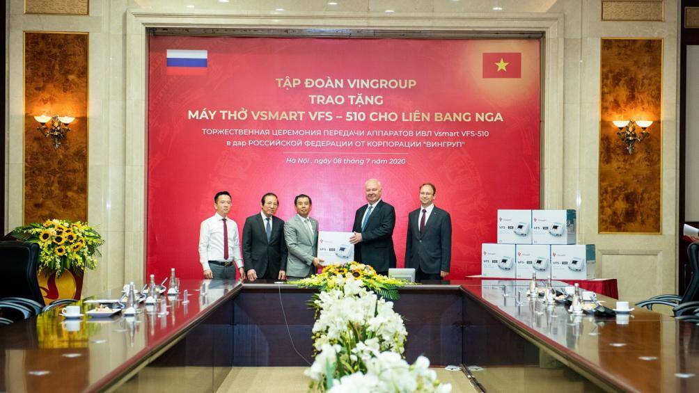 Phó Chủ tịch kiêm Tổng giám đốc Tập đoàn Vingroup Nguyễn Việt Quang trao tặng lô máy thở đầu tiên cho ngài К.V.Vnukov, Đại sứ đặc mệnh toàn quyền Nga tại Việt Nam