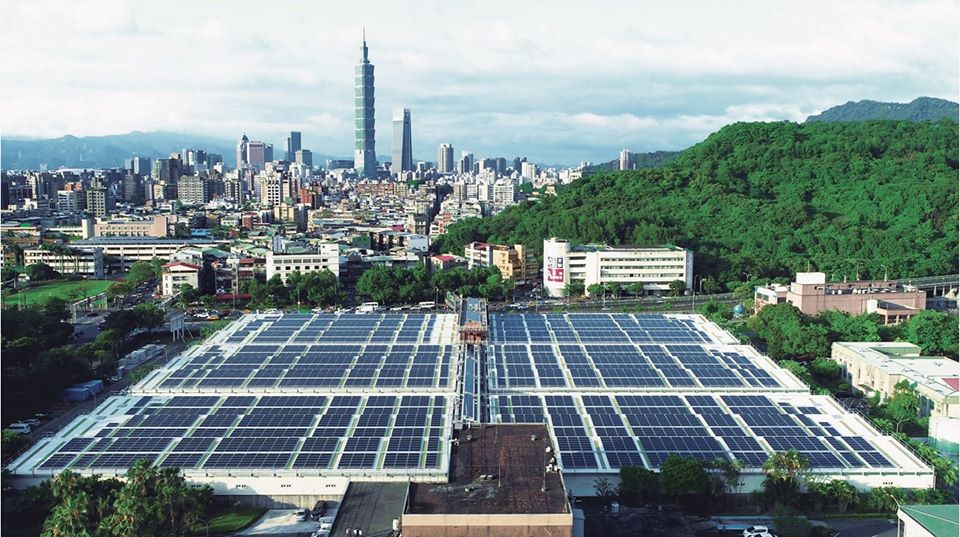 臺灣今夏氣溫屢創新高，臺北市太陽光電系統6月份所產生的電量較去年成長22%。（照片來源：臺北市政府）