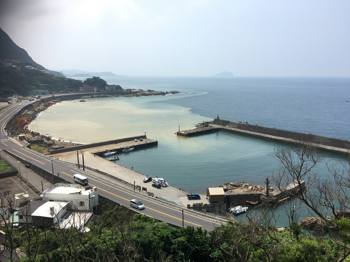 東北角海岸有著半碧藍半金黃的漸層海洋，自然奇景水湳洞陰陽海。（照片來源：新北市政府）