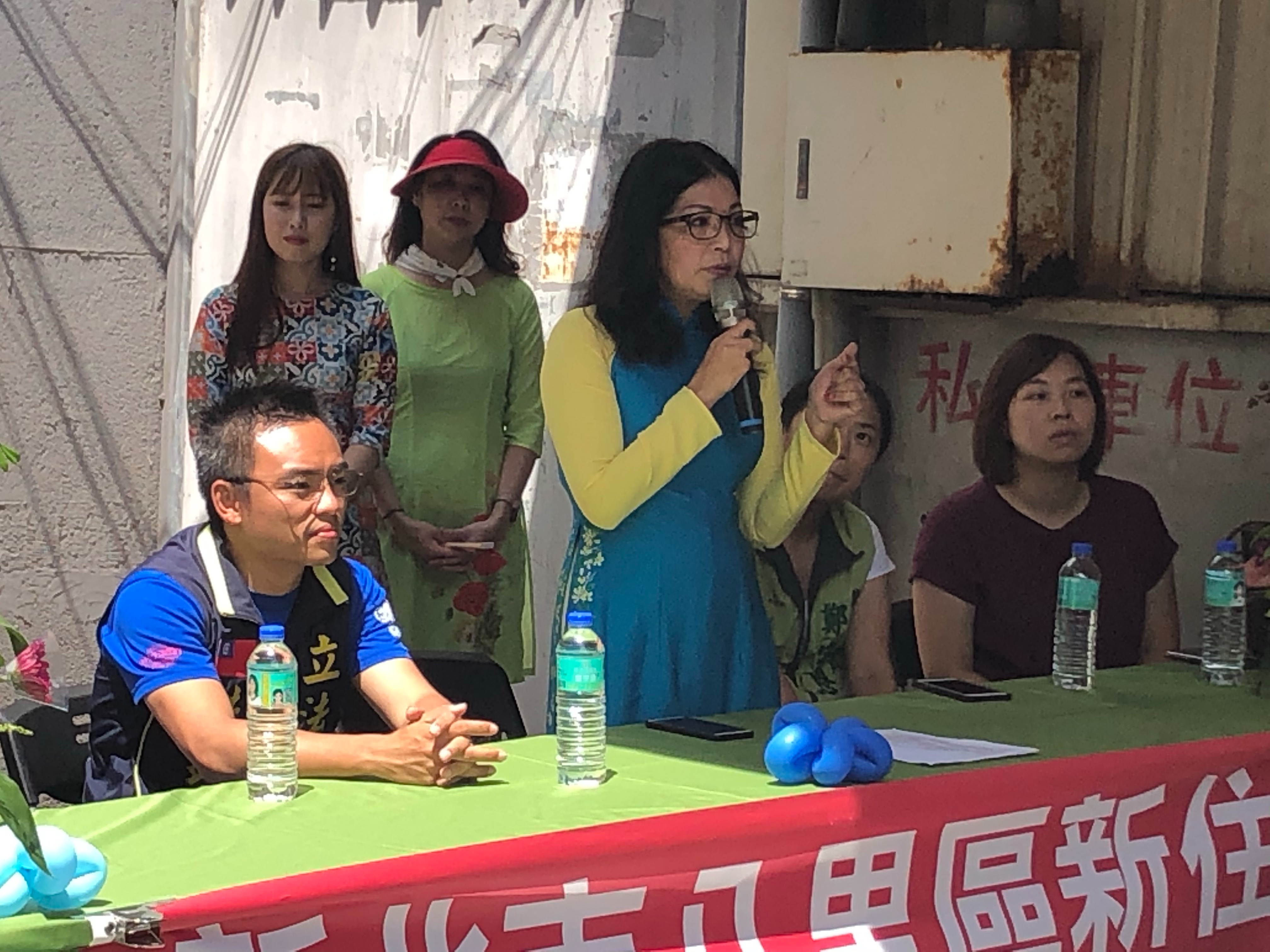 「八里區新住民家庭關懷服務站」開幕儀式中，負責人武氏芳恆說明成立宗旨。