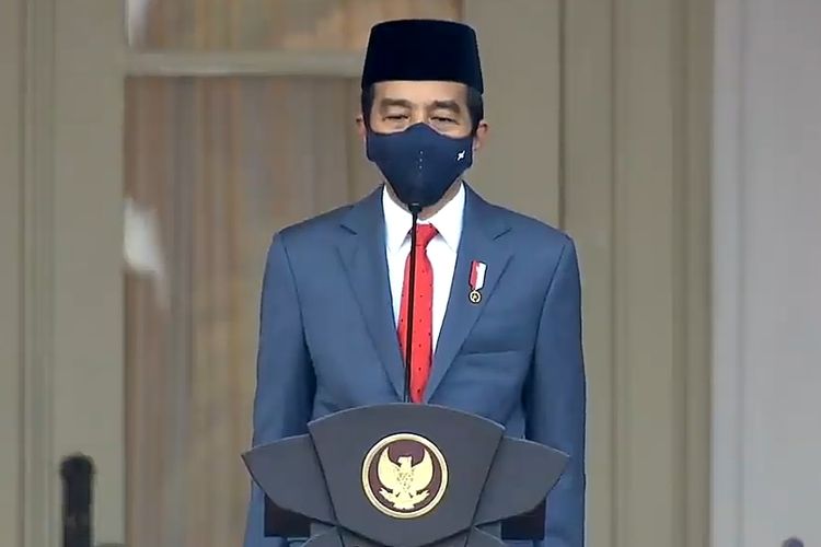 Presiden Joko Widodo mengikuti prosesi upacara penurunan bendera merah putih dalam rangka HUT RI ke-75, di Istana Merdeka, Senin (17/8/2020). (Biro Pers Sekretariat Presiden)