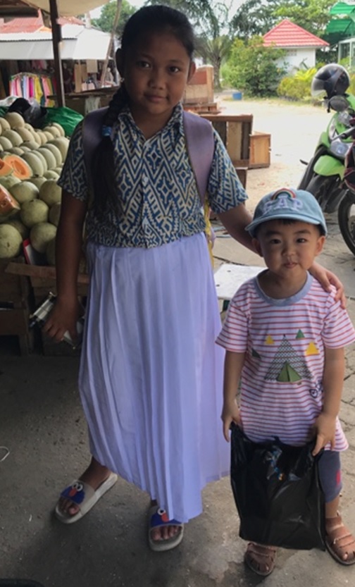 Kenny去逛印尼菜市場，也能認識新朋友。
