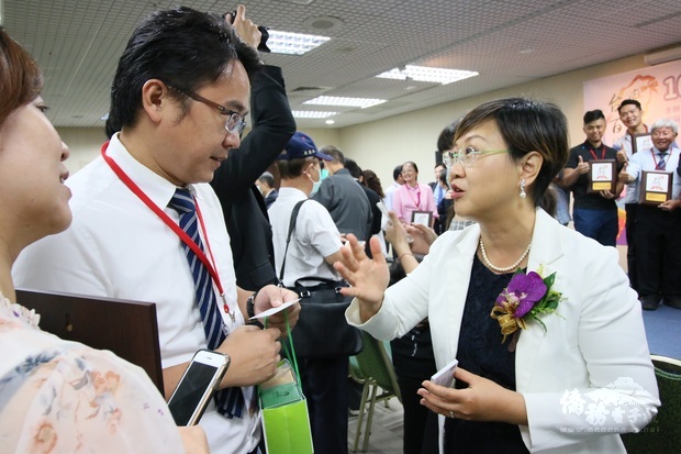 僑委會副委員長徐佳青(右)提供有意願拓展海外市場的商家諮詢(翻攝自僑委會網站)