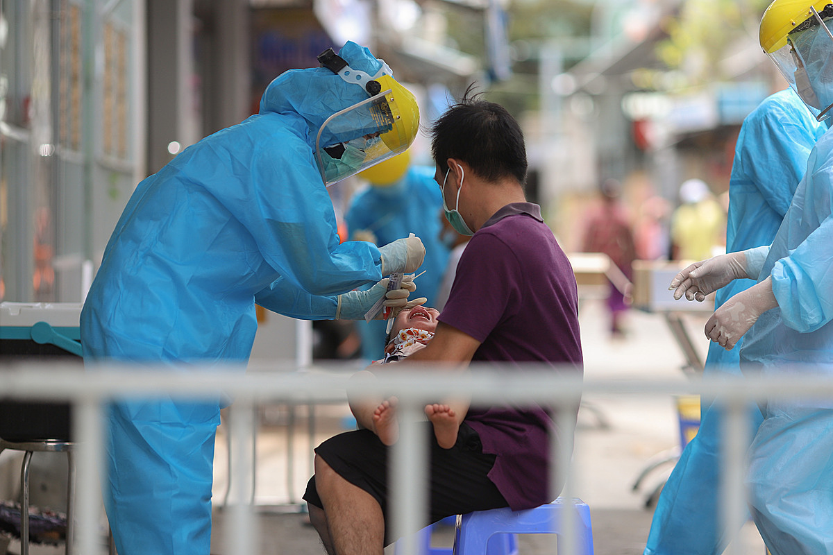 Lấy mẫu xét nghiệm tại khu dân cư có 3 ca lây nhiễm trong cộng đồng Đà Nẵng. Ảnh: Nguyễn Đông.