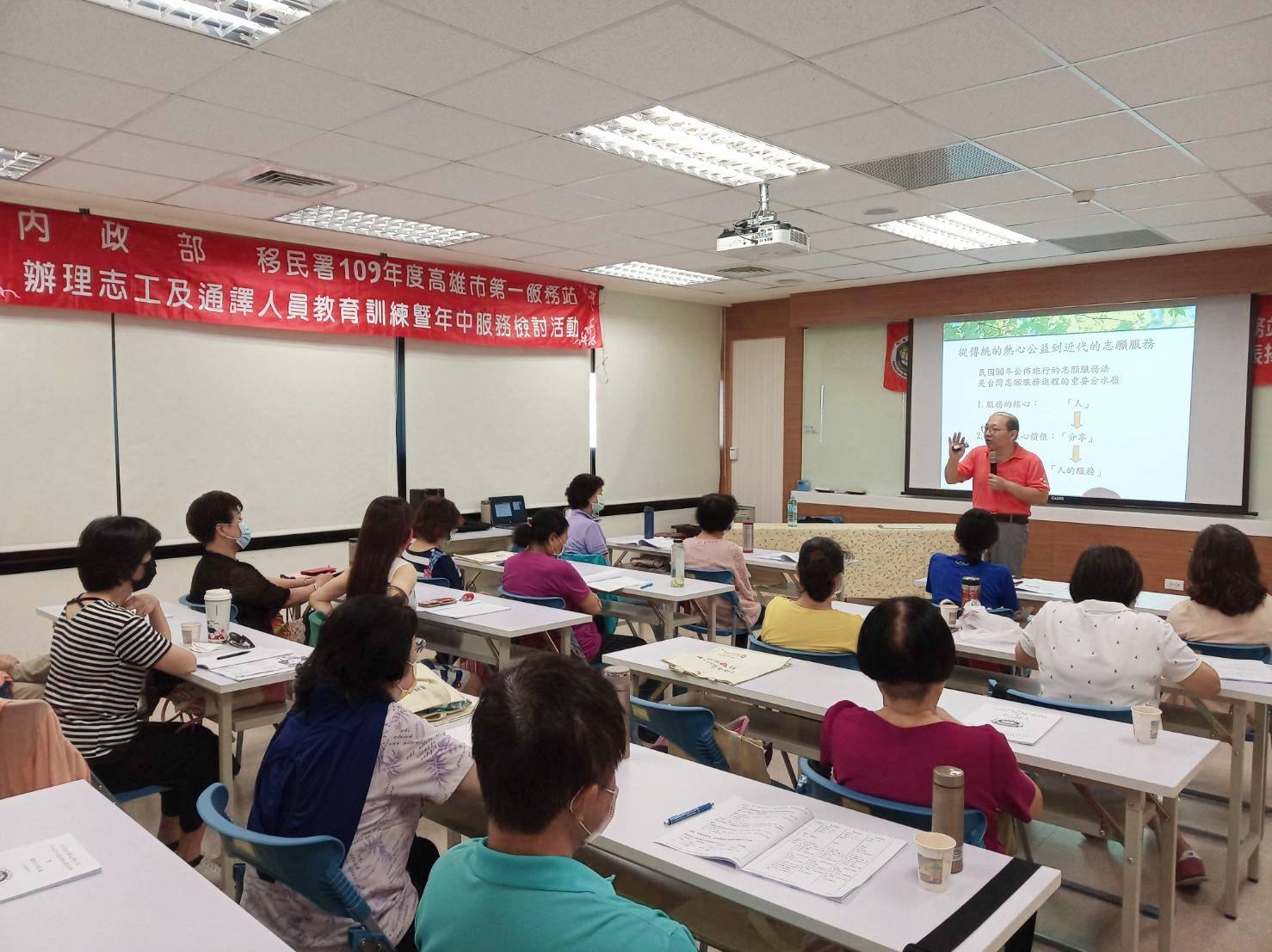 高雄市社會局謝東宏督導向志工及通譯學員分享為己利他的志願服務精神理念。（照片來源：移民署高雄市第一服務站）