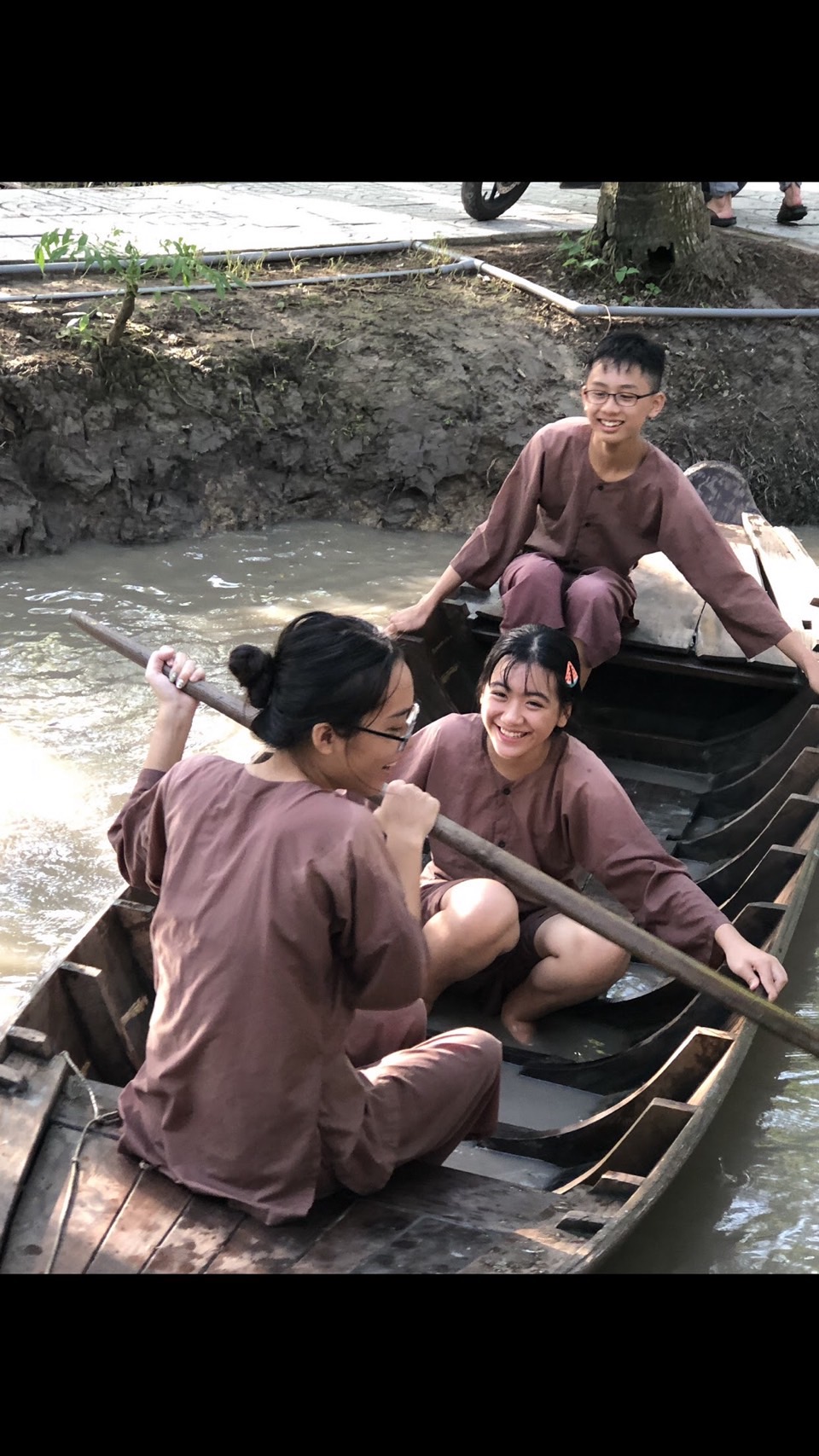 Zheng YuSheng (thứ nhất bên phải) tham gia「kế hoạch bồi dưỡng nhân tài」năm ngoái, cùng mẹ trở về Việt Nam thăm bà con 