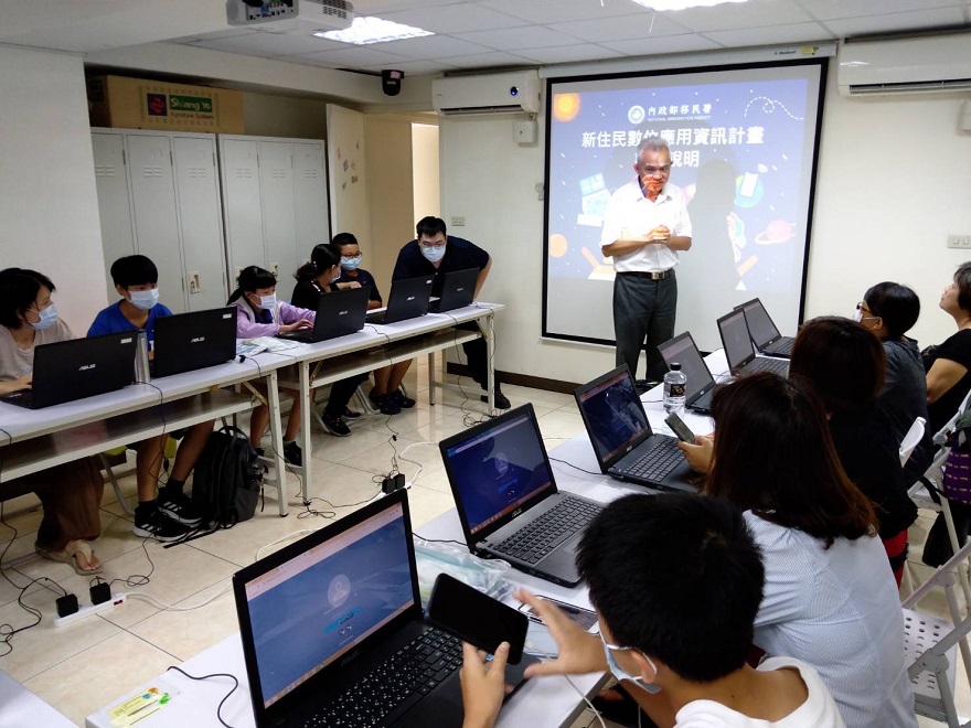 許多新住民及新住民子女到場體驗「新住民數位應用資訊計畫」課程，學員反應熱絡，表示課程豐富實用。（照片來源：移民署新竹市服務站）