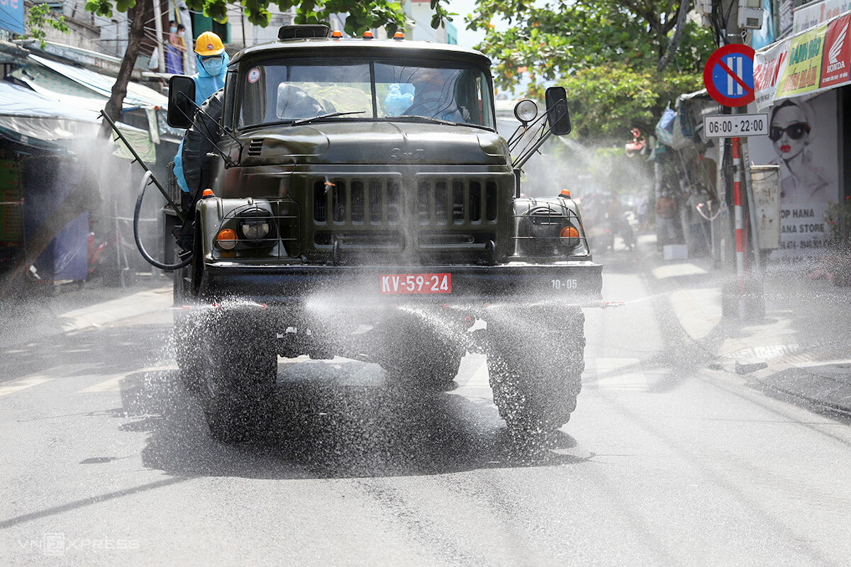 Xe quân đội phun hoá chất khử khuẩn tại quận Thanh Khê, chiều 22/8. Ảnh: Nguyễn Đông.