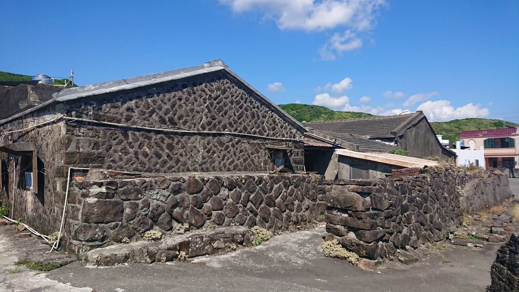 位在東北角海岸的馬崗漁村保留傳統石頭屋，擁有悠閒靜謐的人文氣象。（照片來源：新北市政府）